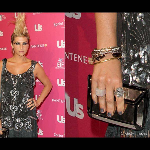 Para um evento hollywoodiano, em 2010, a cantora elegeu um esmalte com glitter cinza da mesma cor do seu vestido